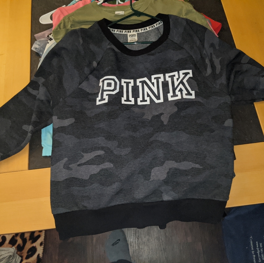 Vs pink blue camo crew